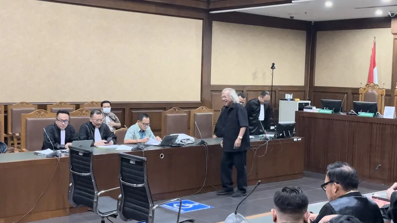 Politisi senior PDI Perjuangan (PDIP) Panda Nababan hadir dalam sidang lanjutan Sekjen PDIP Hasto Kristiyanto, Jumat (16/5/2025).