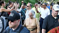 Mantan Presiden AS, Barack Obama menyapa turis saat berkunjung ke Pura Tirta Empul, Tampaksiring, Gianyar, Bali, Selasa (27/6). Kunjungan Obama tersebut mendapat sambutan antusias dari pengunjung yang memadati pura. (Liputan6.com/Immanuel Antonius)