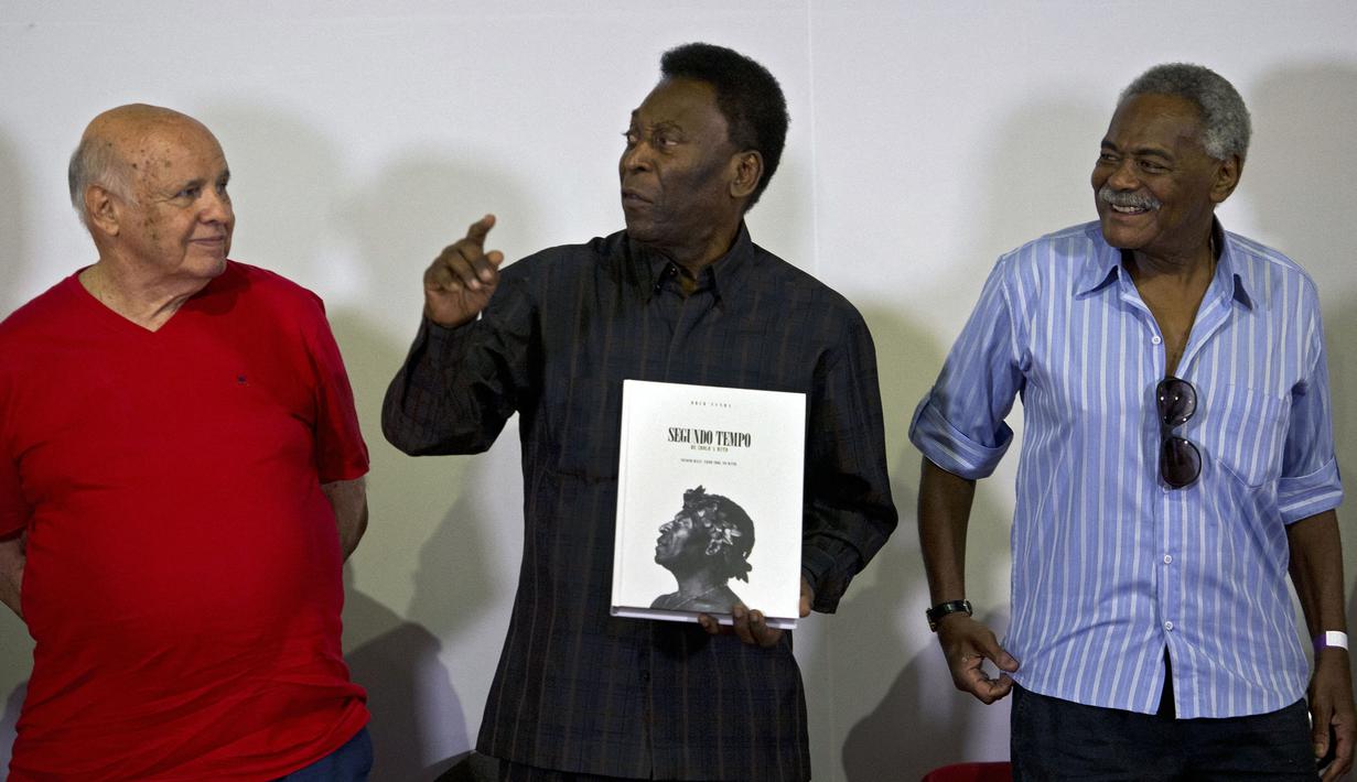 Pele (tengah), Pepe (kiri), dan Coutinho (kanan) merupakan trisula Brasil yang mampu mengantarkan Timnasnya menyabet gelar Piala Dunia 1962. Mereka sebelumnya merupakan trio di klub Santos yang menguasai kompetisi Brasil pada tahun 1950-an hingga 1960-an. (Foto: AFP/Nelson Almeida)