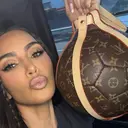 Kim Kardashian Pamer Bola Sepak Monogram LV, Dijual Rp 37,5 Juta di Pasar Loak