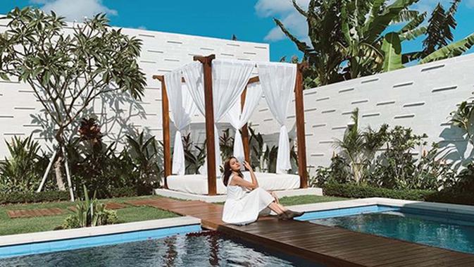 Menginap di salah satu villa estetik di Pulau Dewata, Andira Hadley tak lupa mengabadikan fotonya yang Instagramable. (Liputan6.com/IG/@andirazh)