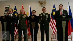 Menlu RI Retno Marsudi, Menlu Malaysia Dato' Sri Anifah Aman (kiri) & Menlu Filipina Jose Rene D. Almendras (kanan) memberi keterangan usai pertemuan membahas keamanan maritim antara ketiga negara, di Gedung Agung Yogyakarta, Kamis (5/5). (Boy Harjanto)