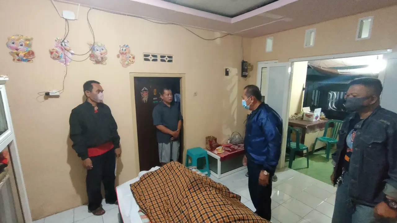 Jenazah Sudiyok (82) dibawa pulang keluarganya setelah di sungai Kadung Bendo Banyuwangi. (Istimewa)