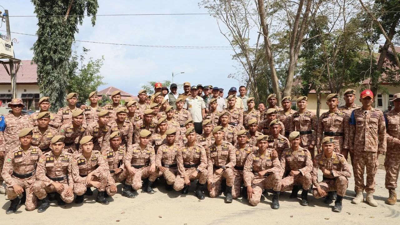 Mendagri Tito Karnavian saat memimpin Apel Pemulangan Praja IPDN dan ASN Kemendagri Gelombang I di Aceh Tamiang