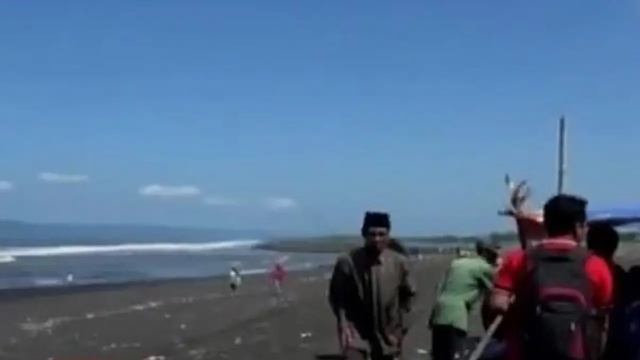 Wisatawan Terseret Ombak 
