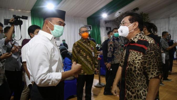 Menko PMK Muhadjir Effendy menyampaikan vaksinasi COVID-19 aktris lansia sebagai upaya pemerintah kembali menghidupkan industri perfilman saat tinjau vaksinasi di BBPK Jakarta, Selasa (9/3/2021). (Dok Kemenko PMK)