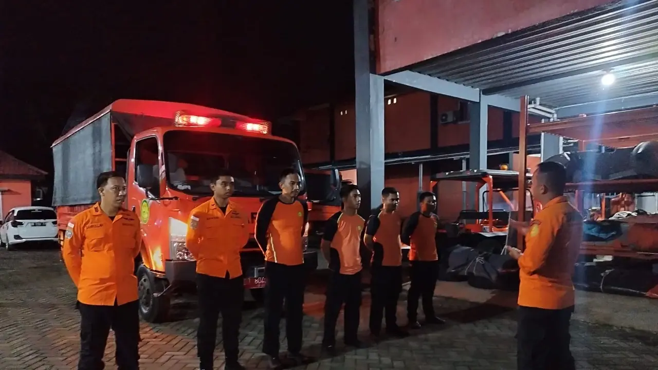Tim SAR lakukan pencarian bocah yang jatuh di perairan Kabupaten Pangkajene