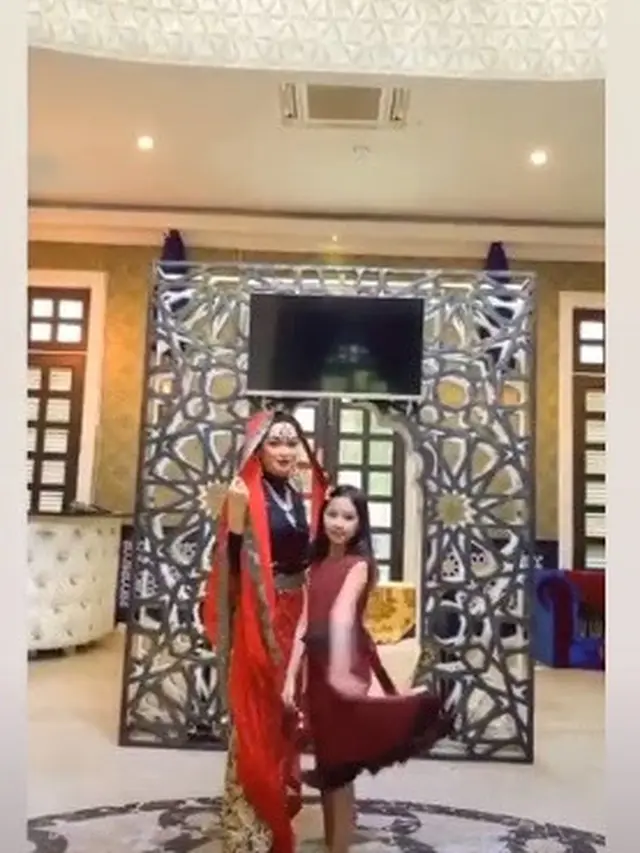 7 Potret Imel PC Saat Arisan Ini Bergaya Bak Seleb Bollywood