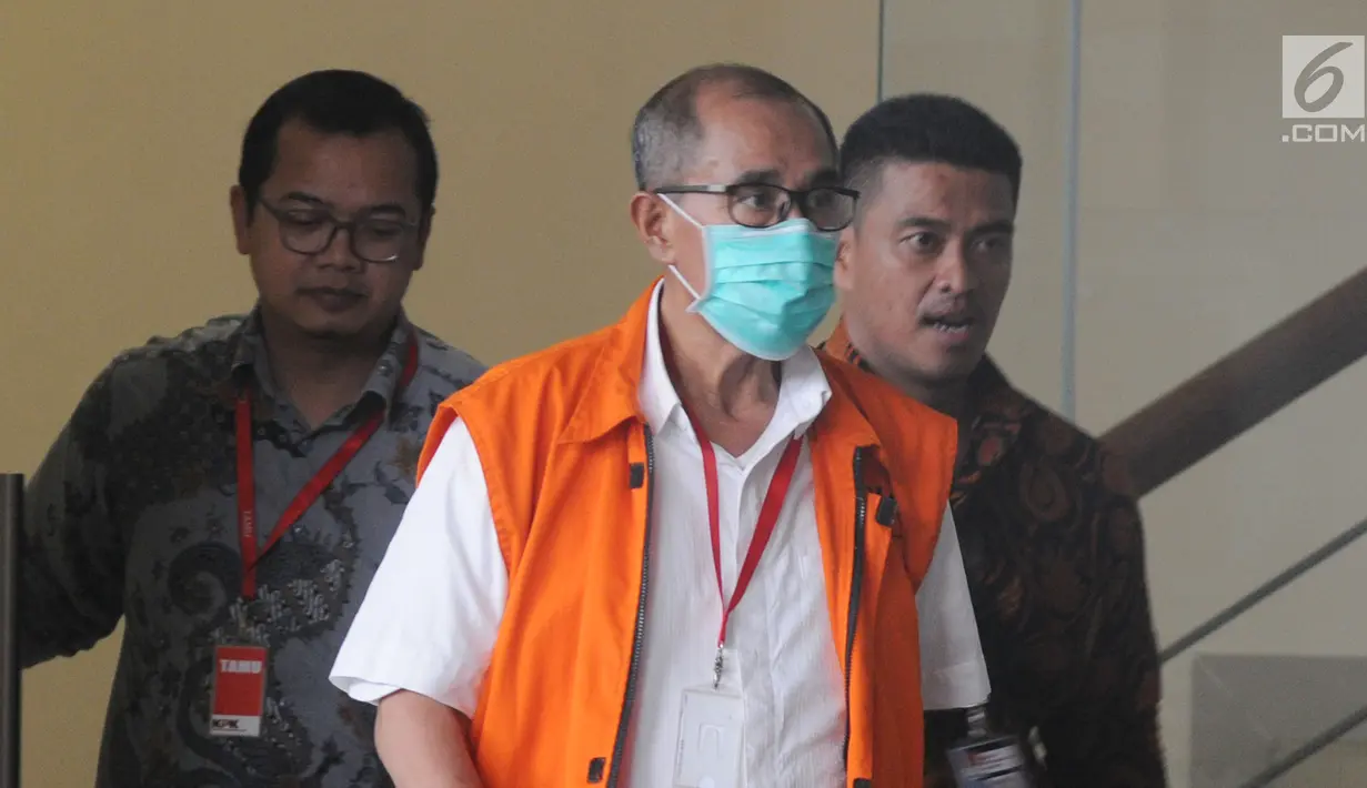 Bupati Bandung Barat nonaktif Abubakar usai menjalani pemeriksaan di KPK, Jakarta, Rabu (25/7). Abubakar diperiksa terkait dugaan suap keperluan politik istrinya, Elin Suharliah sebagai calon Bupati Bandung Barat di Pilkada 2018. (Merdeka.com/Dwi Narwoko)