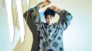 Kwon Hyun Bin juga pernah gunakan batik saat menjadi cover majalah. Ia menghiasi cover majalah tersebut dengan batik lengan panjang dengan paduan celana hitam dan sepatu coklat. (Liputan6.com/IG/@komurola)