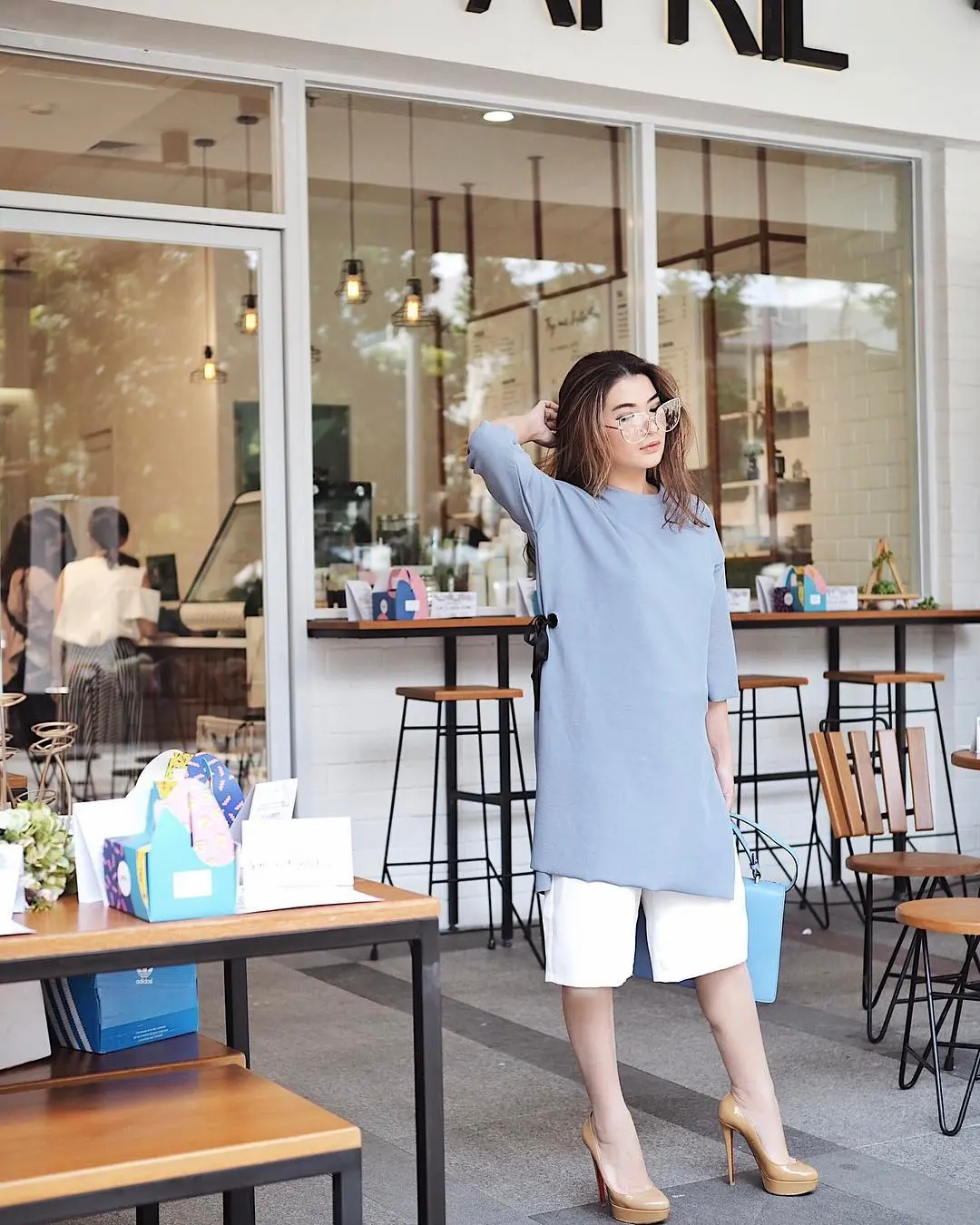 Padu padan busana simple dan casual untuk malam mingguan sama pacar. (sumber foto: @anazsiantar/instagram)