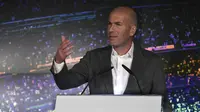 Zinedine Zidane pada konferensi pers usai kembali ditunjuk sebagai pelatih Real Madrid, Senin (11/3/2019). (AFP/Pierre-Philippe Marcou)