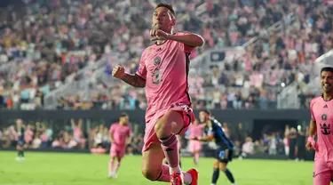 Penyerang Inter Miami asal Argentina, Lionel Messi merayakan gol pertamanya pada laga Major League Soccer (MLS) melawan Philadelphia Union di Chase Stadium, Fort Lauderdale, Florida, Sabtu 14 September 2024 atau Minggu (15/9/2024) pagi WIB. (Chris ARJOON/AFP)