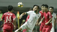 Striker Indonesia, Ilija Spasojevic, melewati pemain Korea Utara pada laga PSSI Anniversary Cup 2018 di Stadion Pakansari, Senin (30/4/2018). Skor berakhir imbang 0-0. (Bola.com/M Iqbal Ichsan)