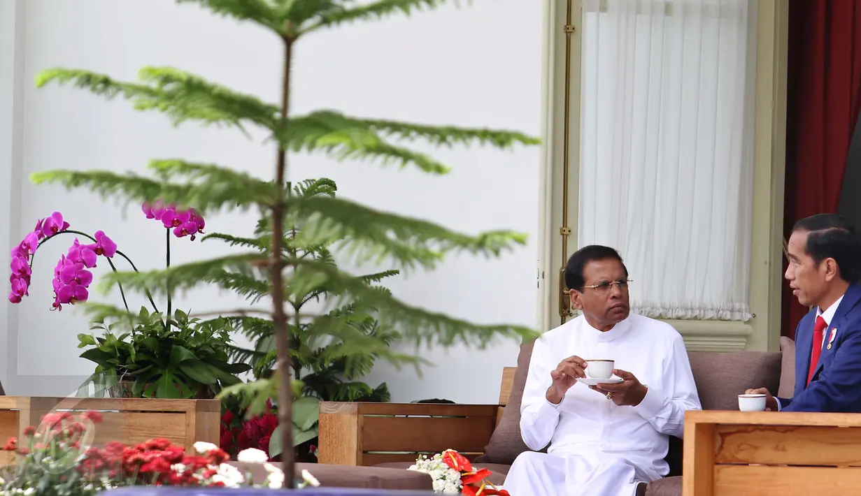 Presiden Jokowi dan Presiden Republik Sosialis Demokratik Sri Lanka Maithripala Sirisena berbincang di Istana Merdeka, Jakarta, Rabu (8/3). Pertemuan ini merupakan lanjutan sebelumnya, di sela penyelenggaraan KTT IORA ke-20. (Liputan6.com/Angga Yuniar)