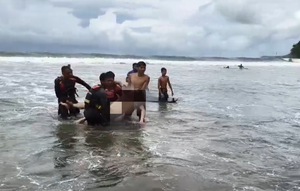 Seorang pria tanpa identitas yang disebut Mr. X, dilaporkan meninggal dunia setelah tergulung ombak besar saat berenang sendirian, Sabtu (27/12/2025) (Istimewa)