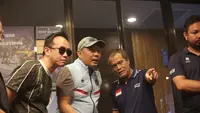 Chef de Mission (CdM) Kontingen Indonesia untuk Asian Games 2026, Todotua Pasaribu didampingi Pelatih Timnas Surfing Indonesia Arya Subiakto saat memantau sesi latihan atlet di Kuta pada Kamis sore (16/7/2026). (Bola.com/Alit Binawan)