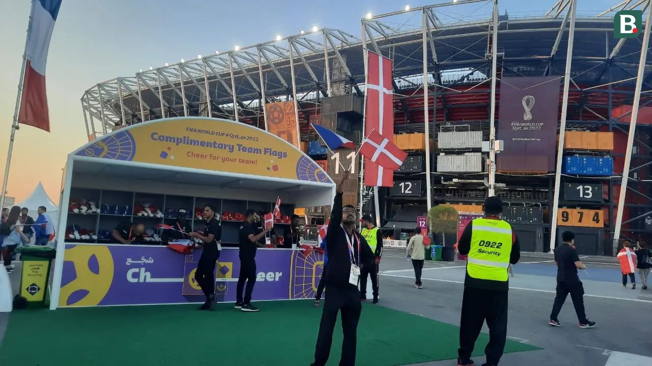 Bagi-bagi Bendera Gratis di Piala Dunia 2022