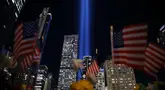 Cahaya kembar atau Tribute in Light menembus cakrawala Manhattan, kota New York pada peringatan 23 tahun serangan 9/11 di World Trade Center pada tanggal 11 September 2024. (Leonardo Munoz/AFP)