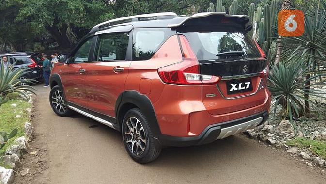 Penampakan Suzuki XL7 dari belakang, sekilas mirip dengan Ertiga Sport. (Septian/Liputan6.com)