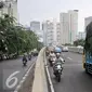 Sejumlah pengendara sepeda motor berbalik melawan arah JLNT Kampung Melayu - Tanah Abang, Jakarta, Senin (31/10). Meskipun dipasang rambu larangan melintas bagi sepeda motor pengendara tersebut tetap nekat memasuki jalur itu. (Liputan6.com/Yoppy Renato)