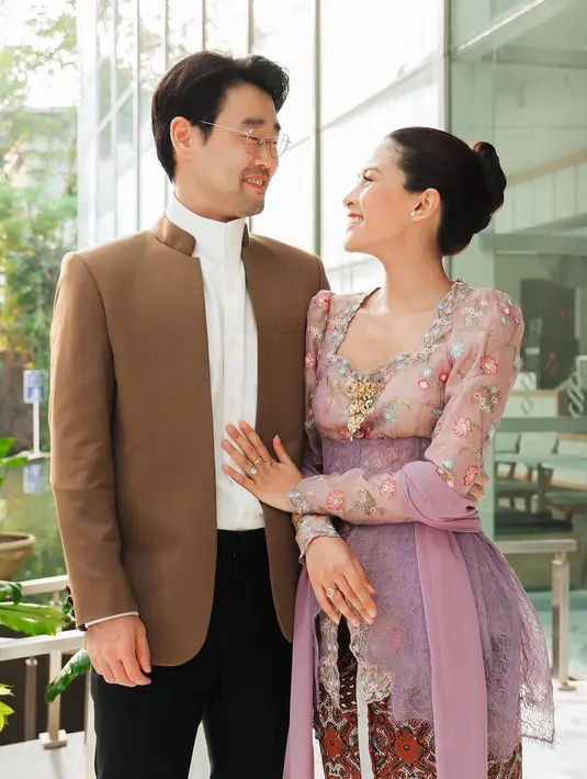 Pesona ningrat saat ia dan keluarganya mengenakan kebaya dan beskap. [Foto: Instagram/maudyayunda]