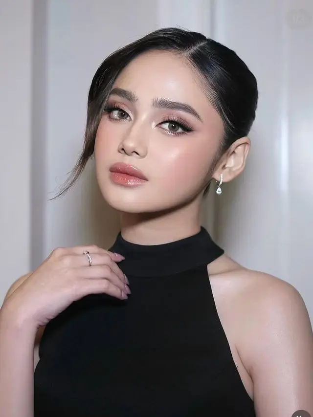 Soft Glam Vs Bold, Gaya Makeup Kontras Syifa Hadju dan Tissa Biani di Resepsi Pernikahan Kakak Al Ghazali-Alyssa Daguise