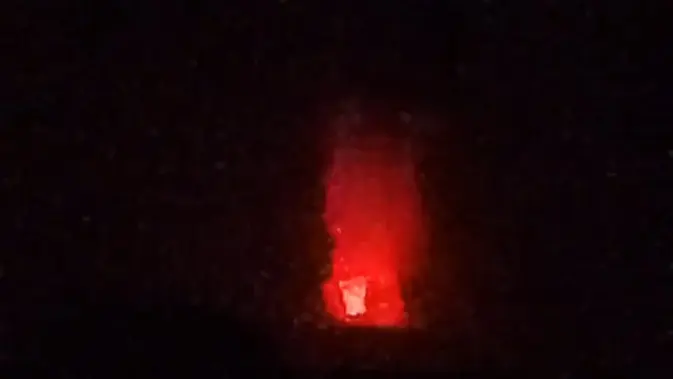 Detik-detik Lava Air Mancur Anak Krakatau Diikuti Dentuman dan Gemuruh
