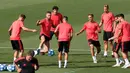 Bek Real Madrid, Sergio Ramos (dua kiri) saat berlatih dengan rekan setimnya di Madrid, Spanyol, Selasa (18/9). Bagi Real Madrid, laga di Liga Champions ini untuk pertama kali takkan diperkuat Cristiano Ronaldo. (AP Photo/Paul White)