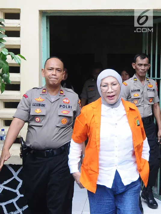 Terdakwa kasus penyebaran berita bohong atau hoaks, Ratna Sarumpaet dikawal polisi tiba di TPS 15 rutan Polda Metro Jaya, Rabu (17/4). Ratna Sarumpaet bersama 538 tahanan menggunakan hak suaranya pada Pemilu 2019. (Liputan6.com/Herman Zakharia)