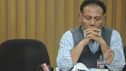 Wakil Ketua KPK Bambang Widjojanto saat menghadiri konferensi pers terkait teror yang diterima sejumlah pekerja dan staff di KPK, Jakarta, Rabu (11/2/2015). (Liputan6.com/Herman Zakharia)