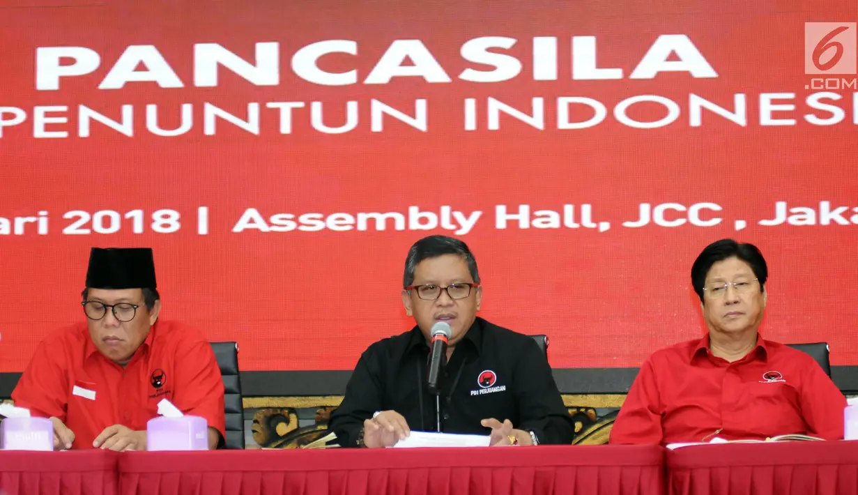 Sekjen Partai Demokrasi Indonesia Perjuangan, Hasto Kristiyanto (tengah) memberi keterangan terkait persiapan HUT PDIP ke-45 di Jakarta, Selasa (9/1). Puncak HUT PDIP ke-45 akan dilangsungkan di JCC, Rabu (10/1). (Liputan6.com/Helmi Fithriansyah)