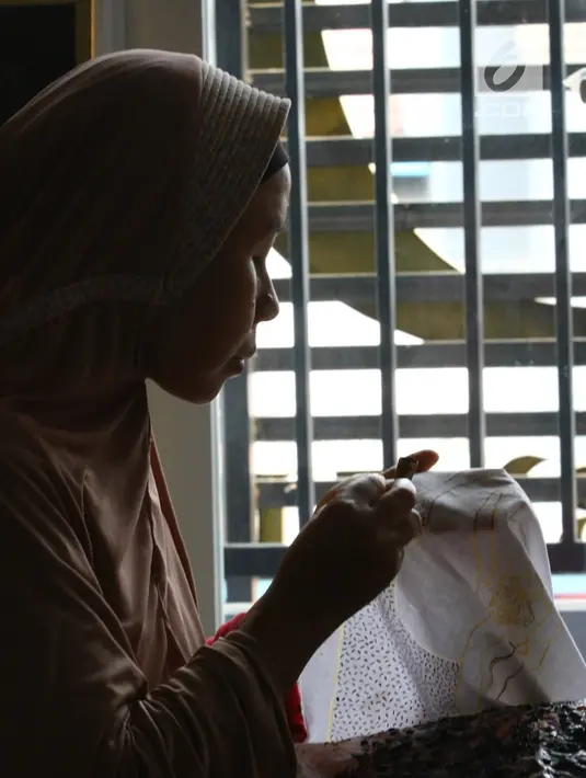 Perajin membuat pola batik bunga anggrek khas Tangerang Selatan pada kain di tempat pembuatan batik kawasan Pamulang, Minggu (21/10). Batik Tangsel ini sudah menembus pasar dunia seperti Makao, Kamboja, China, Hanoi dan Bangkok. (Merdeka.com/Arie Basuki)