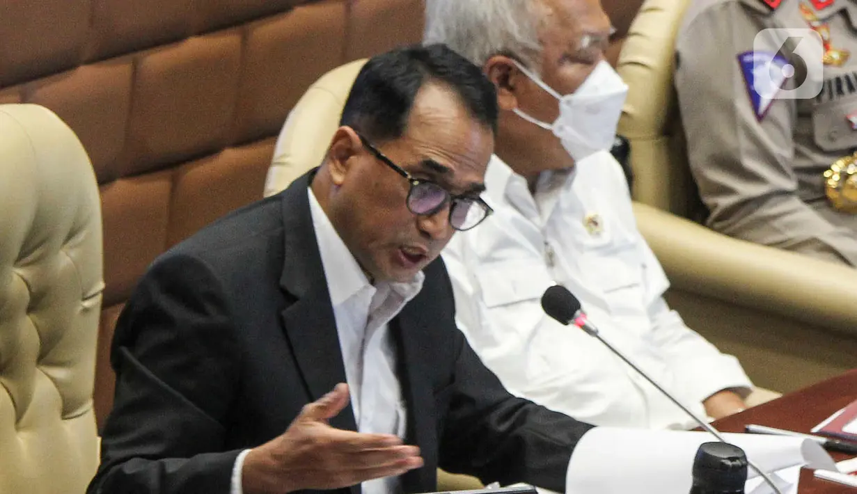 Menhub Budi Karya Sumadi (kiri) bersama Menteri PPUPR Basuki Hadimuljono menyampaikan pemaparan dalam Rapat Kerja/Rapat Dengar Pendapat dengan Komisi V DPR RI di Kompleks Parlemen, Jakarta, Senin (20/6/2022). Raker dan RDP membahas evaluasi pelaksanaan infrastruktur dan transportasi pada mudik lebaran Tahun 2022. (Liputan6.com/Angga Yuniar)