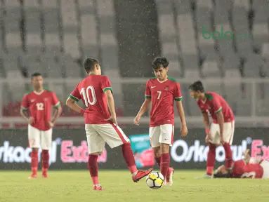 Ekspresi para pemain Timnas Indonesia U-19 saat kebobolan dari Jepang U-19 pada laga uji coba di Stadion Utama GBK, (24/3/2018). Indonesia U-19 Kalah 1-4. (Bola.com/Nicklas Hanoatubun)