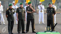 Mantan Pangdam Jaya, Mayjen TNI Agus Sutomo (ketiga kiri) bersiap mengikuti upacara serah terima jabatan di Markas Divisi Infanteri I Kostrad, Cilodong, Depok, Jawa Barat, Jumat (31/7/2015). (Liputan6.com/Helmi Fithriansyah)