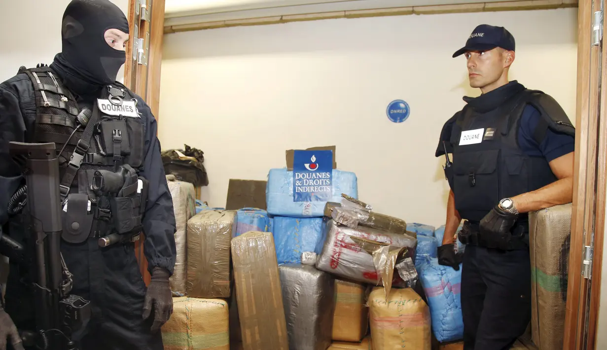 Sejumlah petugas di depan ruang penyimpanan ganja yang disita, Paris, Perancis, Senin (18/10/2015). Dalam dua tahun terakhir Perancis mengalami peningkatan peredaran obat - obatan terlarang. (REUTERS/Jacky Naegelen)
