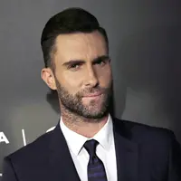 Adam Levine memakai setelan formal ‘suit and tie’ saat acara pemutaran perdana film 'Begin Again' di Tribeca Film Festival, New York (26/4/2014).