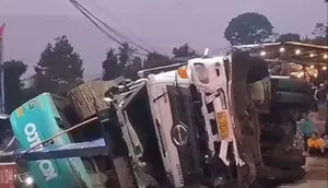 Trek Cugenang Memakan Korban,Terpental Dihantam Truk Backhoe