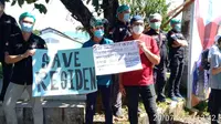 Ratusan calon dokter spesialis atau residen dari Fakultas Kedokteran (FK) Universitas Sam Ratulangi (Unsrat) Manado menggelar aksi unjuk rasa di kampus itu, Senin (20/7/2020).