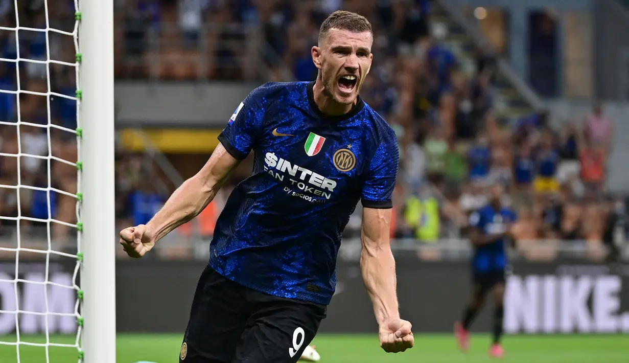 Edin Dzeko didatangkan ke Inter Milan untuk menggantikan Romelu Lukaku yang hengkang ke Chelsea. Penyerang 35 tahun tersebut mampu mencetak 7 gol dan 2 assit dari 12 laga di Liga Italia. Dzeko menempati urutan keempat sebagai pencetak gol terbanyak sementara. (AFP/Miguel Medina)
