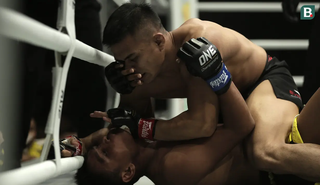 Petarung Indonesia, Eko Roni Saputra, saat melawan petarung Kamboja, Khon Sichan, di ajang One Championship, One: Warrior's Code di Istora Senayan, Jakarta, Jumat (7/2). Eko Roni menang mudah atas Khon Sichan. (Bola.com/Yoppy Renato)