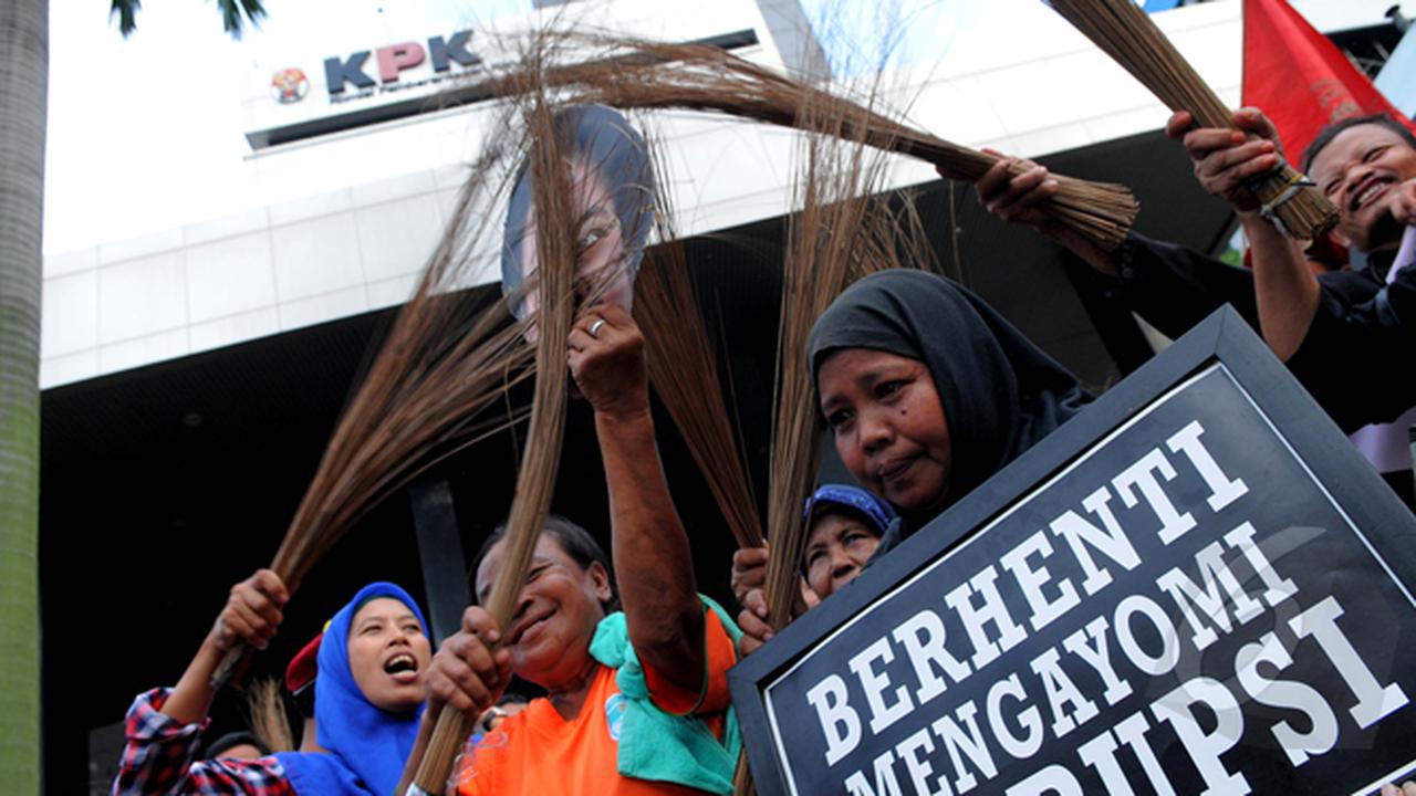 Dukung KPK, Pendemo Bawa Sapu Lidi