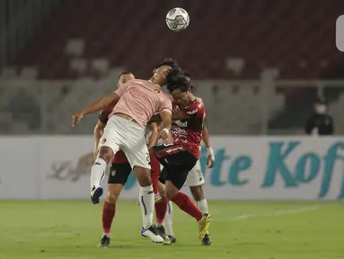 Pemain Bali United, Moch Fahmi Al Ayyubi (kanan) berebut bola dengan pemain Persik Kediri, Ibrahim Sanjaya dalam laga pembuka BRI Liga 1 2021/2022 di Stadion Utama Gelora Bung Karno, Jumat (27/8/2021). Pertandingan berakhir untuk kemenangan Bali United dengan skor 1-0. (Bola.com/Ikhwan Yanuar)