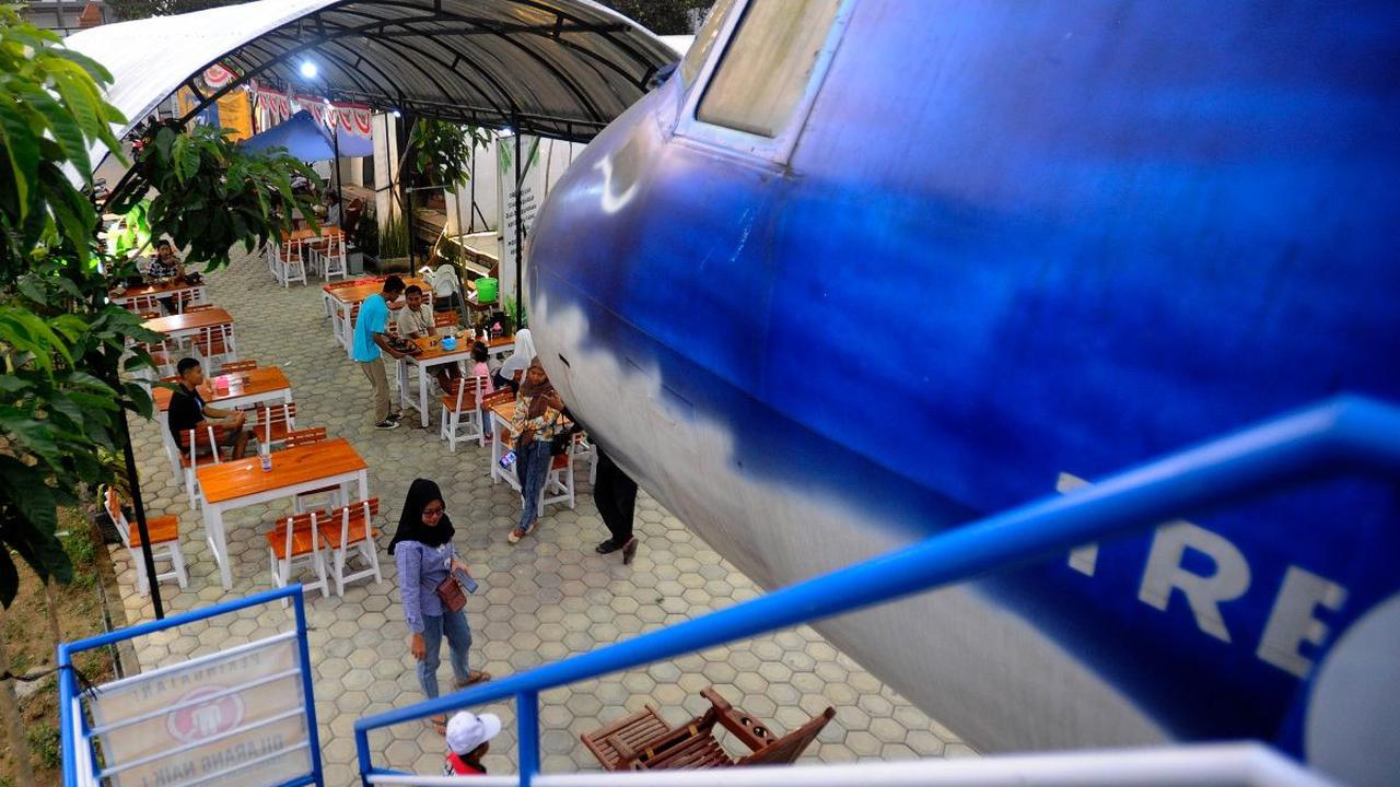 Sementara kafe dan restorannya berada di luar pesawat, dengan kanopi sebagai atapnya, meja dan kursinya juga tampak tertata rapi dan bersih.