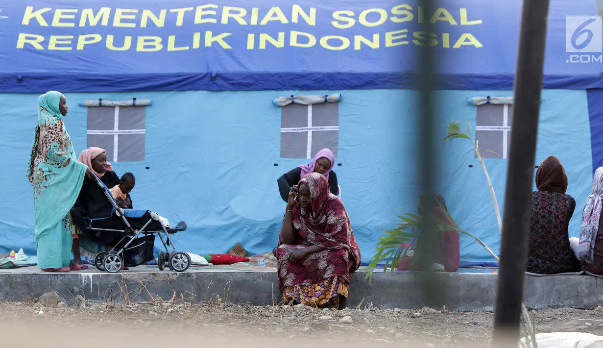 ara pencari suaka duduk-duduk di halaman gedung bekas Markas Kodim di kawasan Kalideres, Jakarta, Selasa (16/7/2019). Rata-rata para pencari suaka tersebut berasal dari Afghanistan, Pakistan, Somalia, Sudan, Iraq, dan Iran. (Liputan6.com/Helmi Fithriansyah)