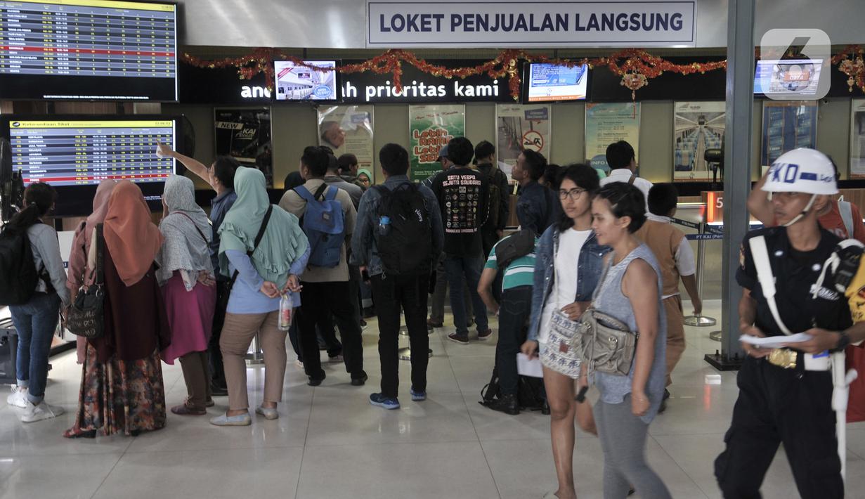Calon penumpang membeli langsung tiket kereta Mudik Lebaran 2020 di loket Stasiun Pasar Senen, Jakarta, Senin (17/2/2020). Tiket Mudik Lebaran 2020 sudah dapat dipesan melalui website, aplikasi, loket di stasiun keberangkatan, dan seluruh saluran penjualan resmi PT KAI. (merdeka.com/Iqbal Nugroho)