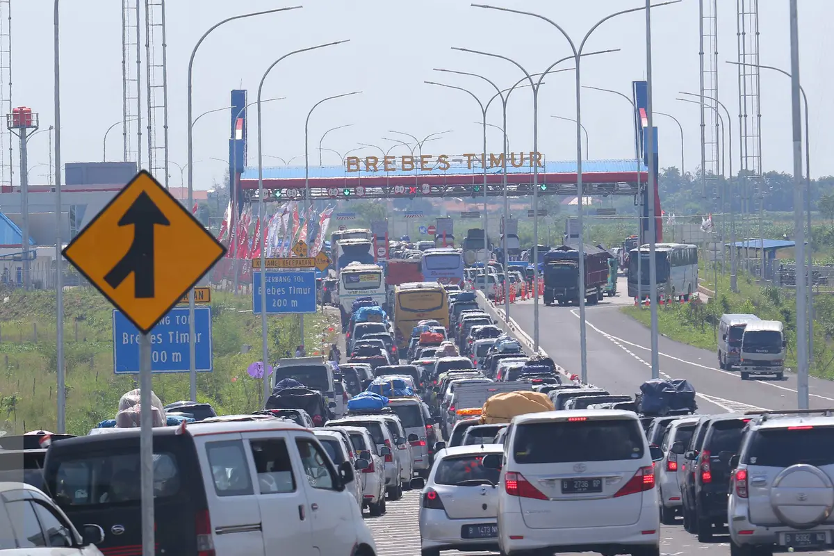 20160703-Pintu Tol Brebes Timur Macet Parah, Kendaraan Mengular Hingga 20 Km
