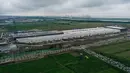 Foto dari udara memperlihatkan pembangunan pabrik Tesla di Shanghai, China pada Selasa (16/7/2019). Pembangunan pabrik produsen mobil listrik yang pertama di luar Amerika Serikat ini memiliki nilai investasi 5 miliar dolar AS atau setara Rp70 triliun. (AFP Photo)