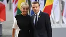 Presiden Prancis Emmanuel Macron dan istrinya Brigitte Macron tiba menghadiri KTT G20 di Hamburg, Jerman, (7/7). Sejumlah pemimpin negara berkumpul dalam KTT G20 pada 7-8 Juli 2017. (AFP Photo/Patrik Stollarz)